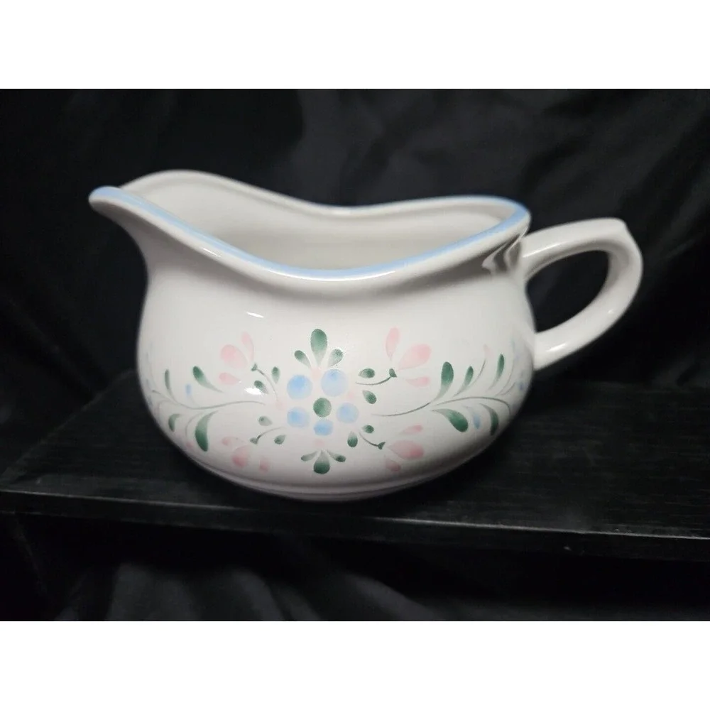 Fascino Stoneware Hand‎ Decorated Gravy Boat Made in Japan